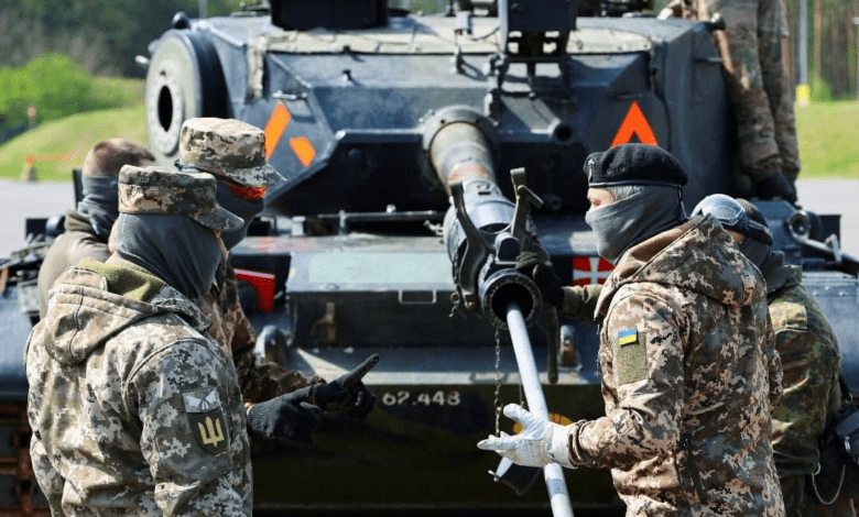 Ukraynalı askerler Almanya'da Leopard 1 tanklarıyla bir eğitim tatbikatı sırasında, (Fotoğraf: 5 Mayıs 2023 - Reuters)