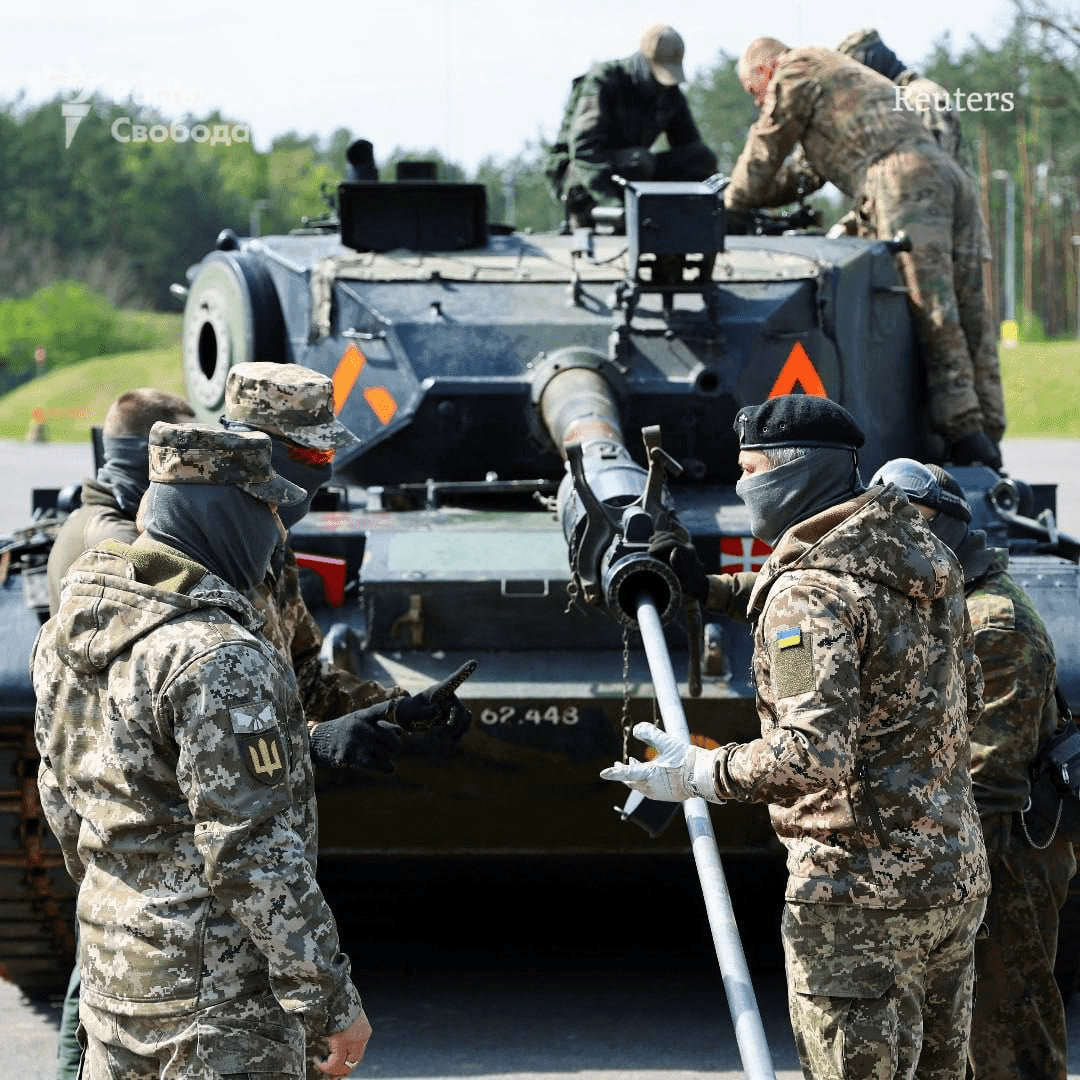 Ukraynalı askerler Almanya'da Leopard 1 tanklarıyla bir eğitim tatbikatı sırasında, (Fotoğraf: 5 Mayıs 2023 - Reuters)