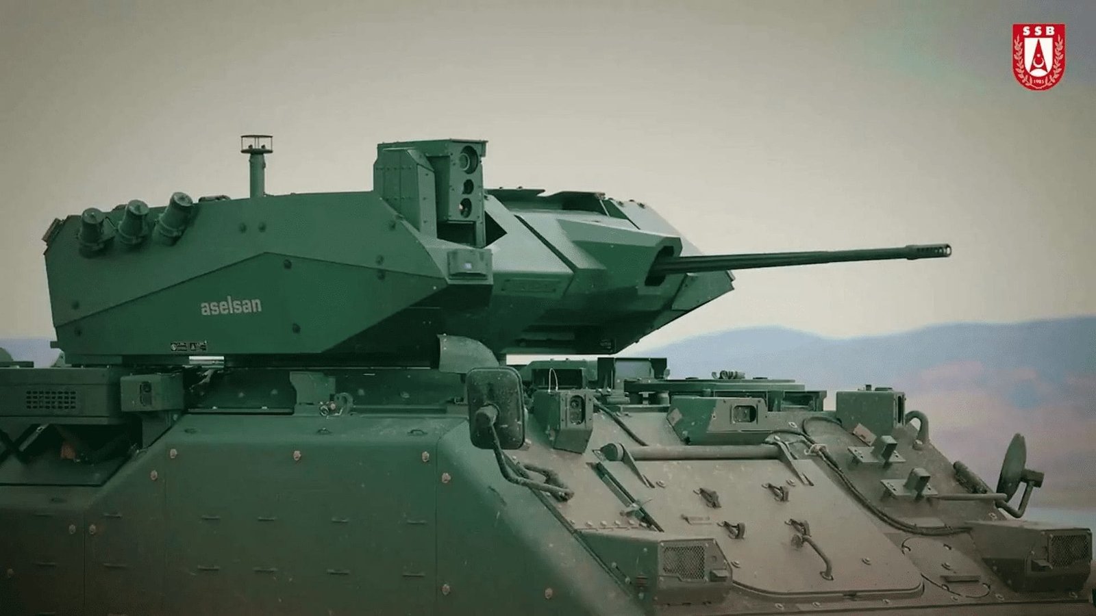 Nefer tareti, 30 mm MK44, 30 mm 2A42, 25 mm M242, 25 mm KBA ve 25 mm M811 otomatik toplar dahil olmak &uuml;zere bir dizi birincil ve eş eksenli silahı destekleyebilir. Eş eksenli silah se&ccedil;enekleri arasında 12.7 mm M2 ve NSV makineli t&uuml;fekler ile 7.62 mm FN MAG58/M240 ve PKT makineli t&uuml;fekler bulunmaktadır. (Resim kaynağı: T&uuml;rkiye Savunma Sanayi Ajansı)