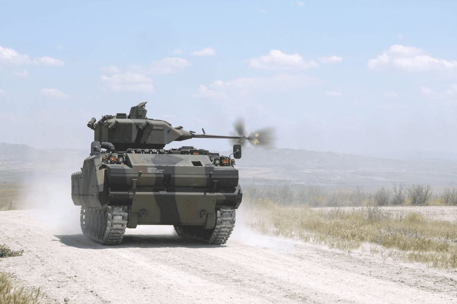 ZMA-15 Piyade Savaş Aracı (IFV) olarak da bilinen modernize edilmiş ACV-15, 25 mm top ve 7.62 mm eş eksenli makineli t&uuml;fek taşıyan tek kişilik bir kule ile donatılmıştır ve hem muharebe hem de asker nakliyesi i&ccedil;in kullanılabilir. (Resim kaynağı: FNSS)