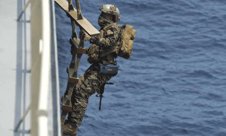 Bir Filipin Donanması SEAL'i, ilk ASEAN-ABD Deniz Tatbikatı (AUMX) kapsamında düzenlenen ziyaret, gemiye çıkma, arama ve el koyma eğitim tatbikatı sırasında bir eğitim gemisine çıkmak için pilot merdivenine tırmanıyor, 5 Eylül 2019. (ABD Savunma Görsel Bilgi Dağıtım Servisi aracılığıyla Kitle İletişim Uzmanı 2. Sınıf Tristin Barth tarafından çekilen ABD Donanması fotoğrafı)