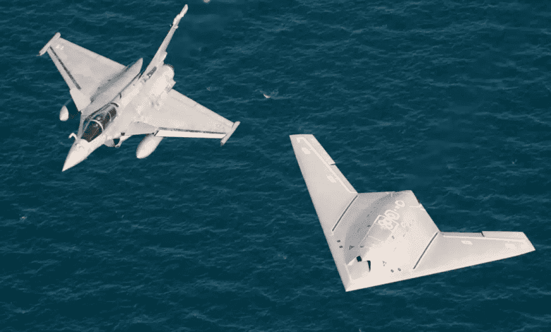İnsansız savaş hava aracıyla birlikte Rafale savaş uçağı. Dassault Havacılık
