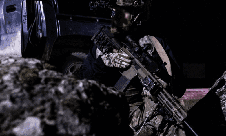 Bir Ukrayna Özel Kuvvetleri keskin nişancısı, 8 Aralık 2021'de Almanya'nın Hohenfels kentindeki bir eğitim tatbikatı sırasında görülüyor. (ABD Ordusu Fotoğrafı: Çavuş Patrik Orcutt, ABD Savunma Görsel Bilgi Dağıtım Servisi aracılığıyla)