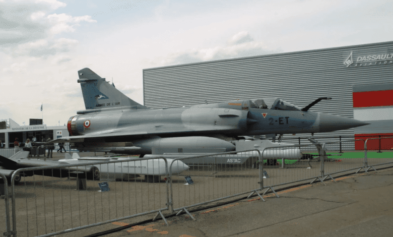 Mirage 2000-5, 2007 yılında Le Bourget Hava Fuarı'nda sergilenerek hava muharebesi ve çok amaçlı görevlerdeki gelişmiş yeteneklerini gözler önüne sermiştir.