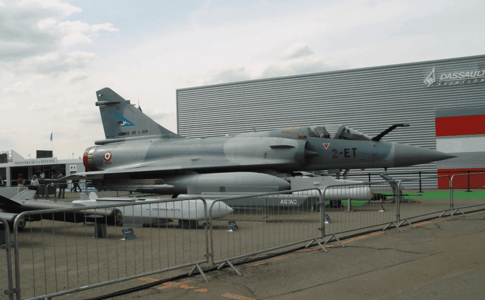 Mirage 2000-5, 2007 yılında Le Bourget Hava Fuarı'nda sergilenerek hava muharebesi ve çok amaçlı görevlerdeki gelişmiş yeteneklerini gözler önüne sermiştir.