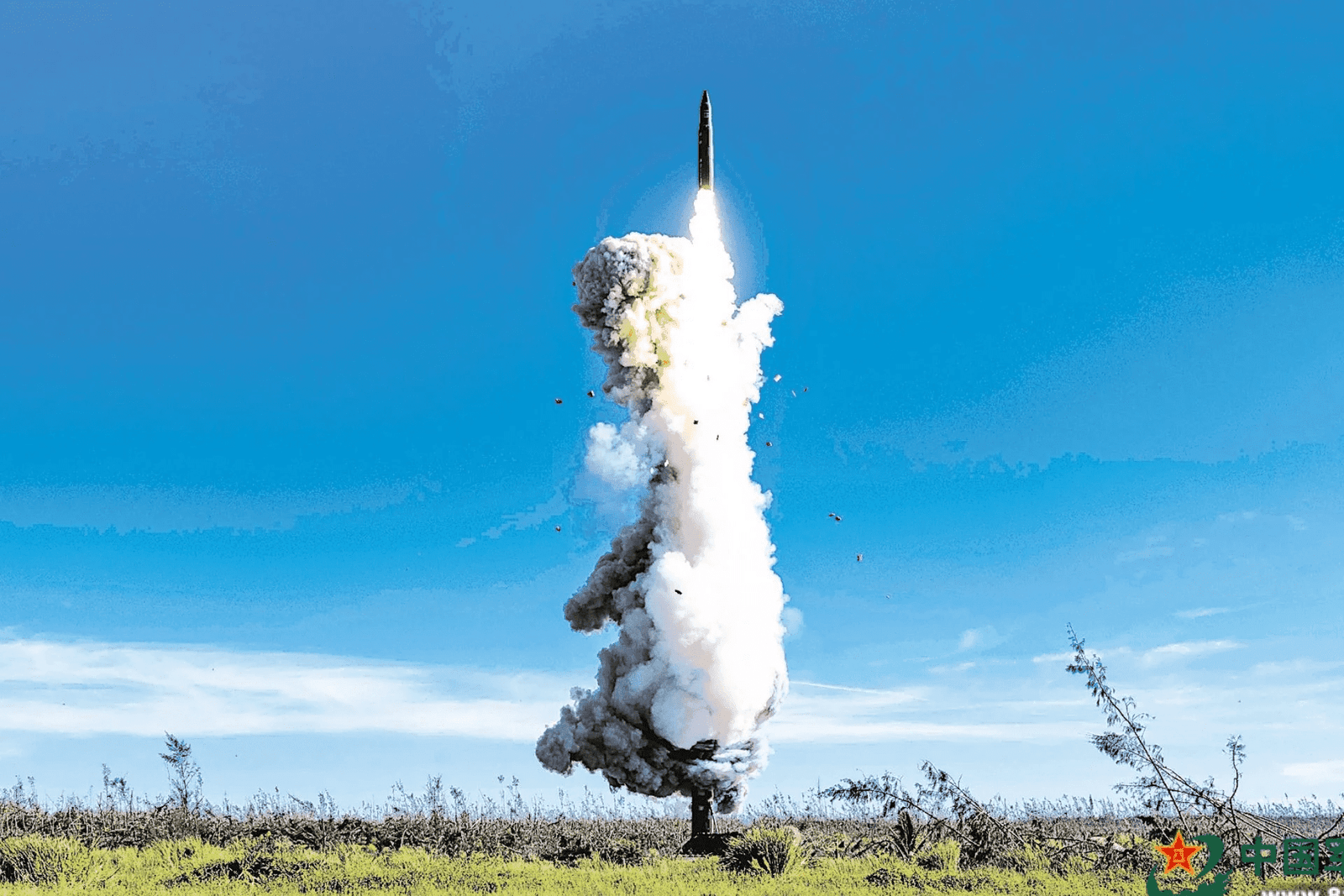 25 Eyl&uuml;l 2024 tarihinde, Halk Kurtuluş Ordusu Roket G&uuml;c&uuml;, Pasifik Okyanusu'ndaki belirlenen bir b&ouml;lgeye sim&uuml;le edilmiş eğitim başlığı taşıyan bir kıtalararası balistik f&uuml;zeyi başarıyla fırlattı. (G&ouml;rsel kaynağı: &Ccedil;in Savunma Bakanlığı)