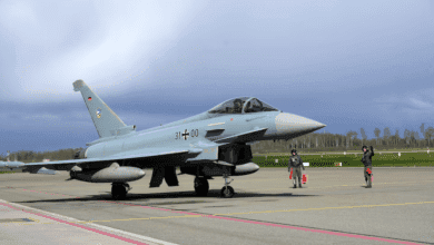 Alman Hava Kuvvetleri Luftwaffe askerleri, Letonya'daki Lielvarde askeri hava üssünde Baltık hava polisliği görevinin ardından Eurofighter Typhoon savaş uçağını yönlendiriyor (Fotoğraf: 17 Nisan 2024. REUTERS)