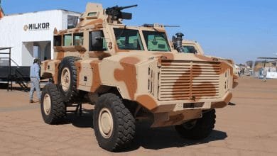 Gücünü 218 bg güç ve 810 Nm tork üreten Mercedes-Benz 4.8L dört silindirli turboşarjlı dizel motordan alan Nkwe maksimum 100 km/s hıza ulaşmaktadır. (Resim kaynağı: Army Recognition)