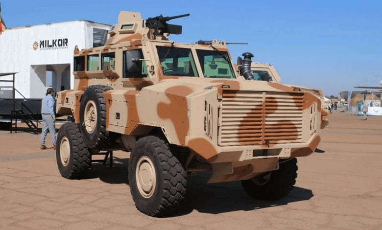 Gücünü 218 bg güç ve 810 Nm tork üreten Mercedes-Benz 4.8L dört silindirli turboşarjlı dizel motordan alan Nkwe maksimum 100 km/s hıza ulaşmaktadır. (Resim kaynağı: Army Recognition)