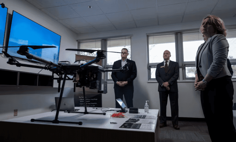 Savunma Bakan Yardımcısı Kathleen H. Hicks, 12 Aralık 2023 te Kaliforniya, Mountain View de bir Savunma İnovasyon Birimi saha gezisini gözlemliyor