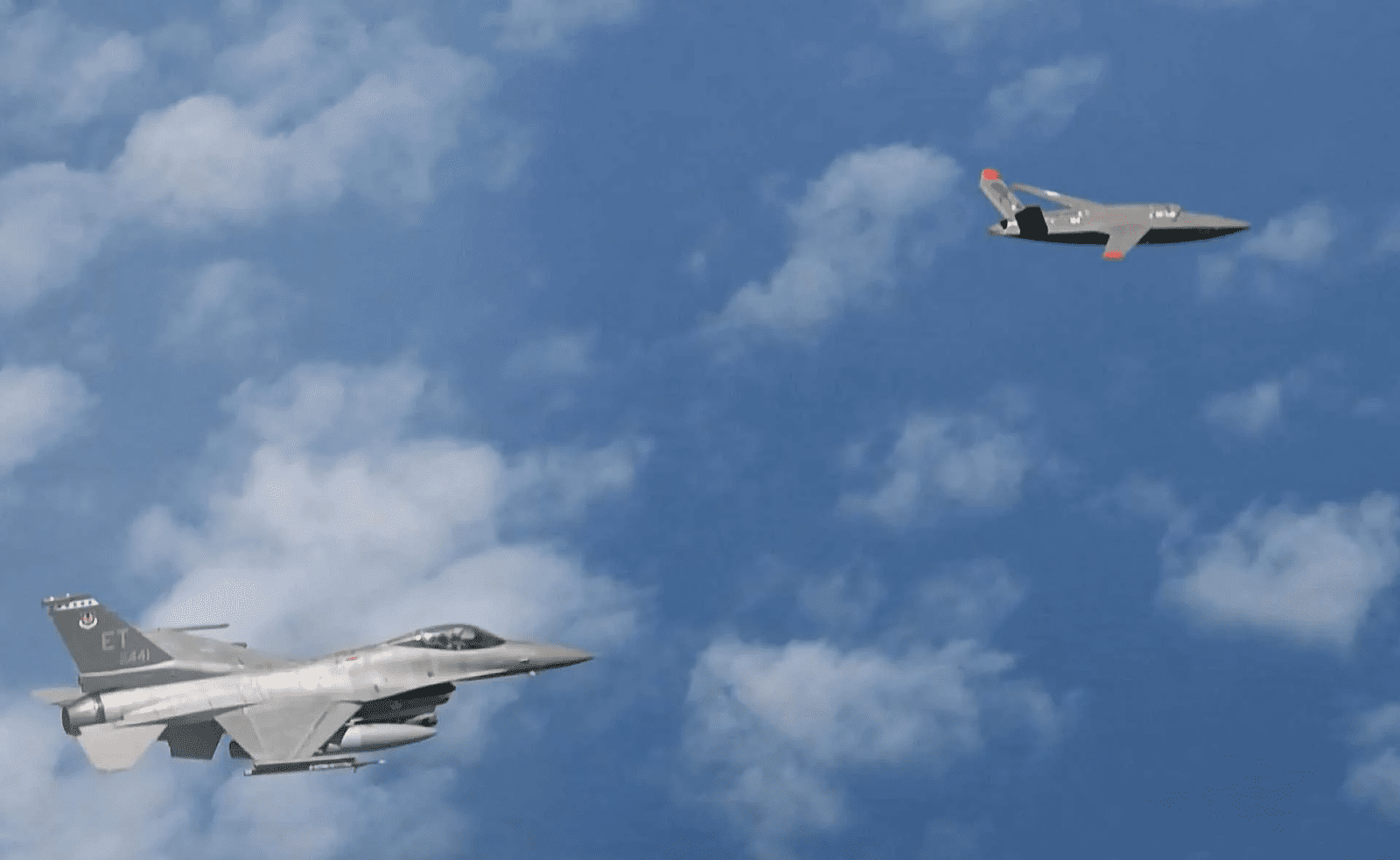 Top Gun AI F 16 ile Valkyrie İnsansız Eşlemesi