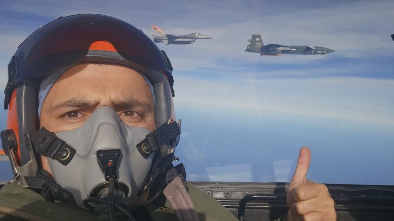 Test uçuşuna bir F 16 kokpitinde havadan eşlik eden Baykar Yönetim Kurulu Başkanı Selçuk Bayraktar