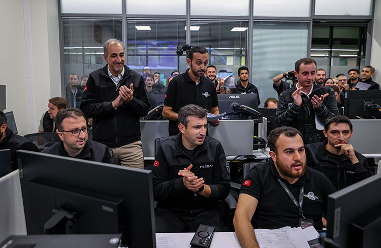 Fırlatma süreci, Fergani Uzay CEO’su Selçuk Bayraktar ve mühendislik ekibi tarafından Özdemir Bayraktar Millî Teknoloji Merkezindeki Uzay Gözlem ve Kontrol Merkezi’nden anbean takip edildi.