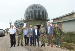 Vali Dr. Osman Varol tarafından yapılan birlik ziyareti anı fotoğrafı Vali Dr. Osman Varol tarafından yapılan birlik ziyareti anı fotoğrafı