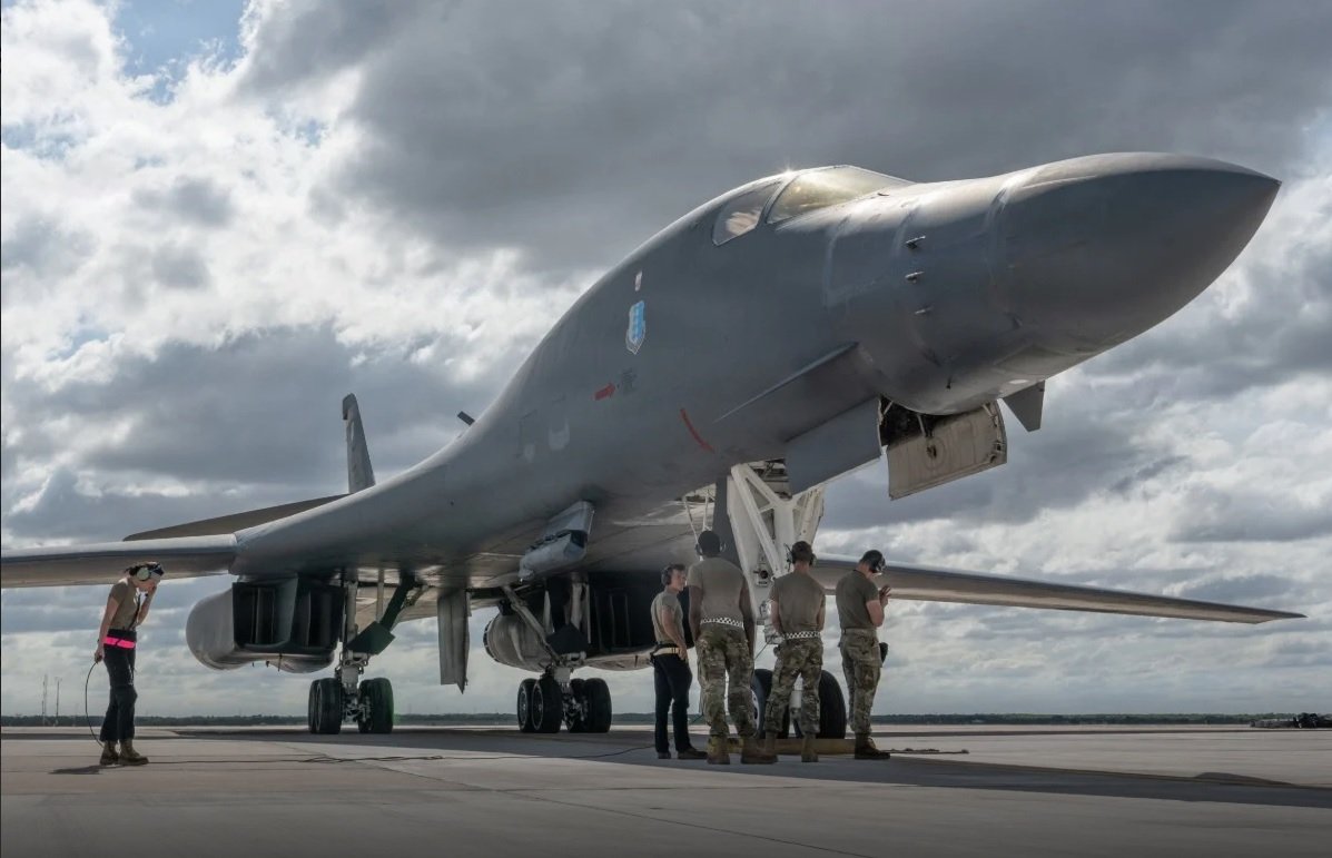 b1 bombardıman uçağı